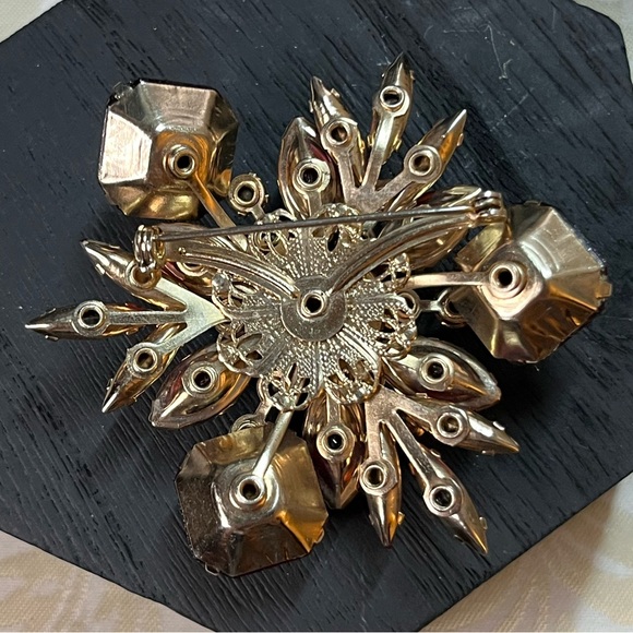 •vintage• red starburst brooch - Picture 9 of 9